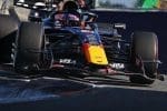 Max Verstappen, Miami F1 Sprint yarışında aracının kontrolünde, Red Bull logosu görünüyor.