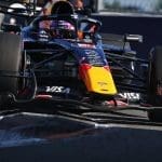 Max Verstappen, Miami F1 Sprint yarışında aracının kontrolünde, Red Bull logosu görünüyor.