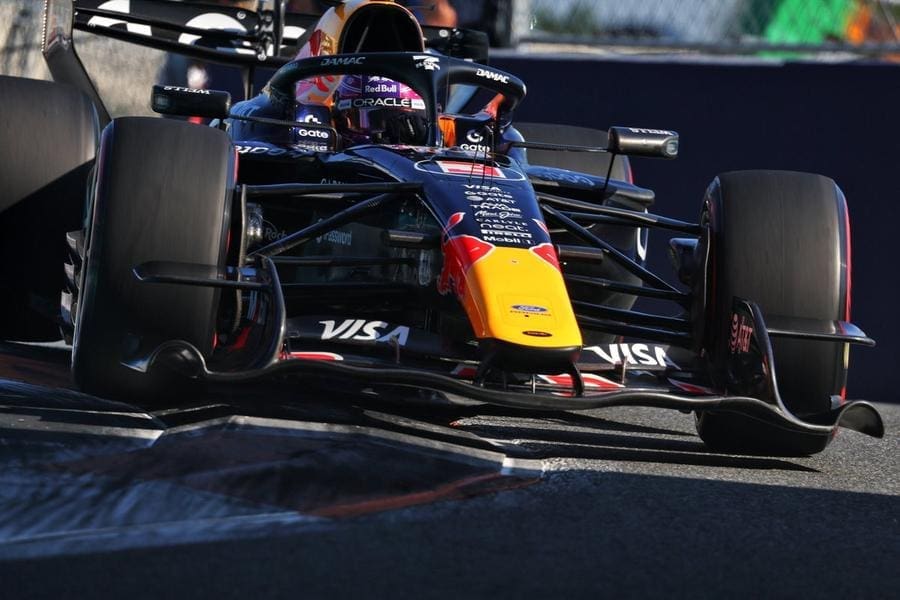 Max Verstappen, Miami F1 Sprint yarışında aracının kontrolünde, Red Bull logosu görünüyor.