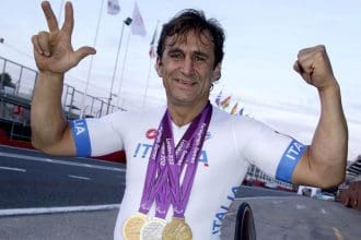 Alex Zanardi el bisikletiyle paralimpik yarışında, azmin sembolü