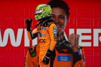 Lando Norris Miami GP 2026 zaferi sonrası podyumda, McLaren kutlamalarıyla.