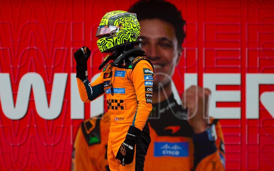 Lando Norris Miami GP 2026 zaferi sonrası podyumda, McLaren kutlamalarıyla.