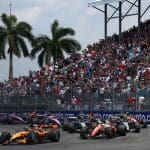 F1 Miami GP yarışının başlamasını bekleyen seyirciler