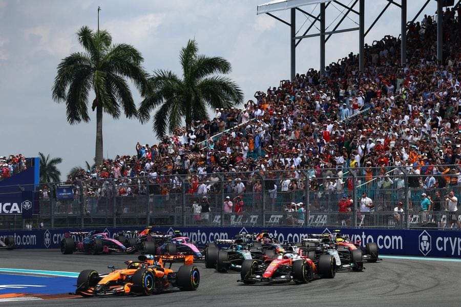 F1 Miami GP yarışının başlamasını bekleyen seyirciler
