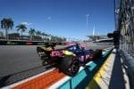 Miami Grand Prix pistinde yarış arabalarının aksiyon dolu bir görüntüsü