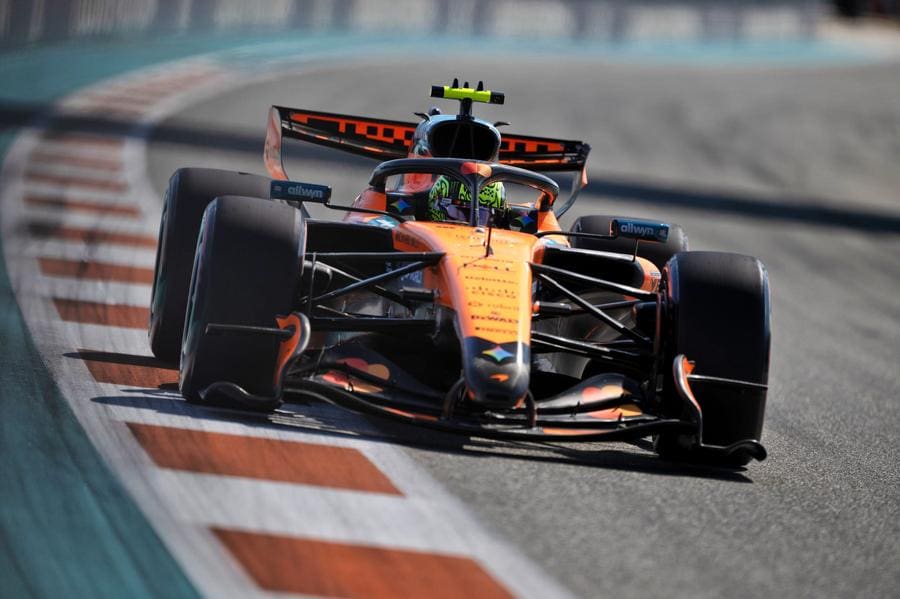 McLaren Miami GP düşüşü ardından araç garajda inceleniyor