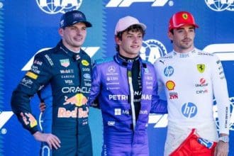 Miami F1 yarışı öncesinde Lando Norris aracıyla pit alanında, yoğun bir hazırlık içinde.