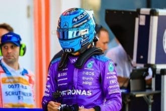 Kimi Antonelli Miami'de pistte yarışırken, Mercedes F1 aracıyla