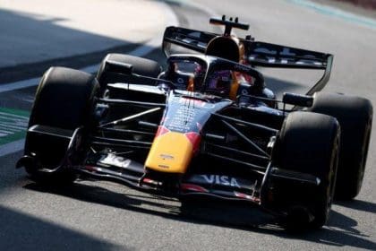 Max Verstappen Red Bull aracıyla özgür sürüş keyfi