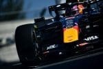 Max Verstappen, Red Bull'un F1 dönüşü sonrası zaferini kutluyor.