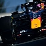 Max Verstappen, Red Bull'un F1 dönüşü sonrası zaferini kutluyor.