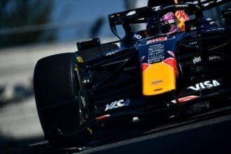 Max Verstappen, Red Bull'un F1 dönüşü sonrası zaferini kutluyor.