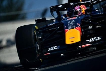 Max Verstappen, Red Bull'un F1 dönüşü sonrası zaferini kutluyor.