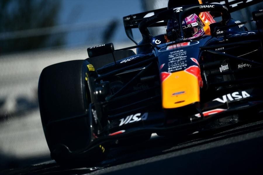 Max Verstappen, Red Bull'un F1 dönüşü sonrası zaferini kutluyor.