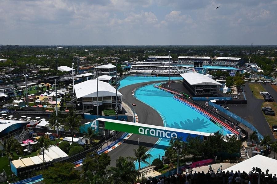 Miami GP öne alındı: Hava durumu nedeniyle yarış erken başlıyor, detaylar haberde.