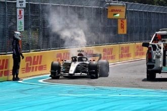 Miami F1'de Audi aracının pistteki mücadelesini gösteren dinamik bir fotoğraf.