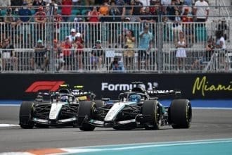 Kimi Antonelli Miami GP'de pistte sürüş yaparken, Mercedes aracıyla