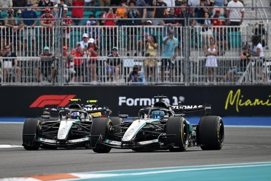Kimi Antonelli Miami GP'de pistte sürüş yaparken, Mercedes aracıyla