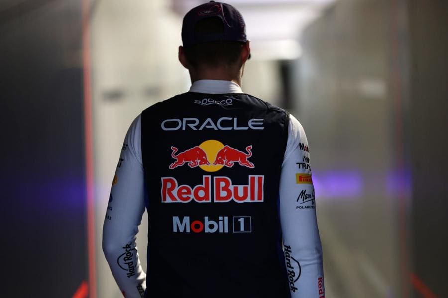 Miami GP'de Hadjar'ın aracı incelenirken