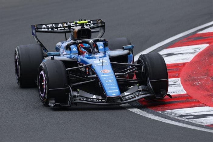 Williams F1 aracı Miami GP'de, Williams ağırlık azaltma stratejisiyle dikkat çekiyor.