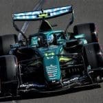 Fernando Alonso, Aston Martin aracıyla Avustralya GP'de yarışırken. Aston Martin'de Titreşim Sorunu çözüldü.