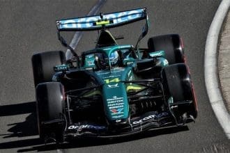 Fernando Alonso, Aston Martin aracıyla Avustralya GP'de yarışırken. Aston Martin'de Titreşim Sorunu çözüldü.