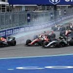 Miami GP start anı: Leclerc liderliği alıyor, Verstappen spin atıyor.