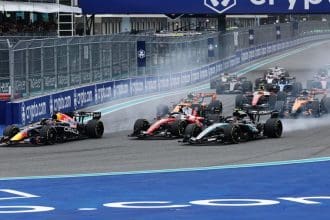 Miami GP start anı: Leclerc liderliği alıyor, Verstappen spin atıyor.