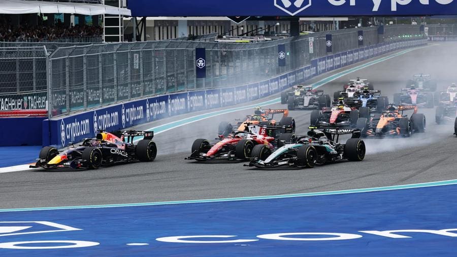 Miami GP start anı: Leclerc liderliği alıyor, Verstappen spin atıyor.