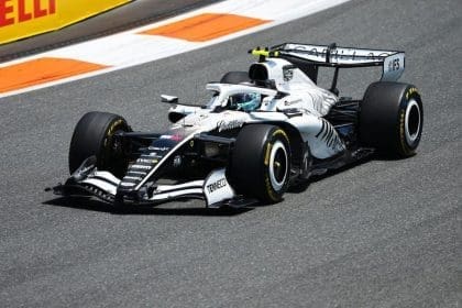 Özel tasarım Cadillac F1 Dunk Low ayakkabısının yakın çekim fotoğrafı