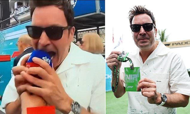 Miami Grand Prix'sinde Martin Brundle'a şaşkınlıkla bakan Jimmy Fallon.