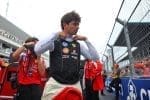 Miami GP'de yarışan Charles Leclerc'in Ferrari'si, kaskı ve yarış tulumu kırmızı