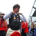 Miami GP'de yarışan Charles Leclerc'in Ferrari'si, kaskı ve yarış tulumu kırmızı