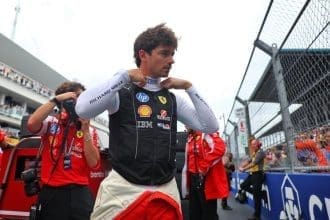 Miami GP'de yarışan Charles Leclerc'in Ferrari'si, kaskı ve yarış tulumu kırmızı