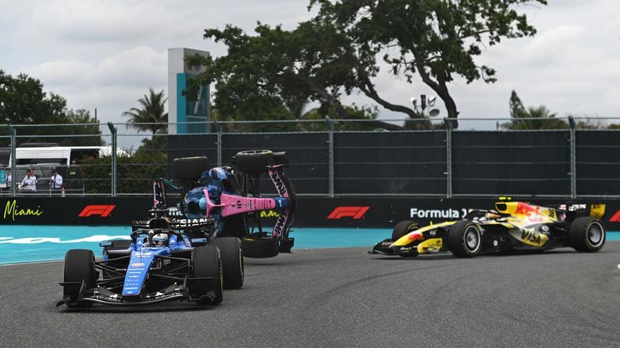 Miami GP kazası: Gasly ve Lawson'ın araçları pistte çarpışıyor
