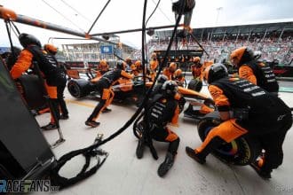 Lando Norris'in aracı Miami GP'de, strateji hatası nedeniyle zaferi kaçırdı.
