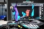 Kimi Antonelli, Miami'de Mercedes aracıyla pistte, yarış aksiyonu içinde