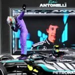 Kimi Antonelli, Miami'de Mercedes aracıyla pistte, yarış aksiyonu içinde