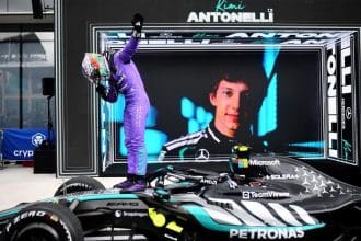 Kimi Antonelli, Miami'de Mercedes aracıyla pistte, yarış aksiyonu içinde
