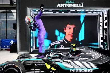 Kimi Antonelli, Miami'de Mercedes aracıyla pistte, yarış aksiyonu içinde