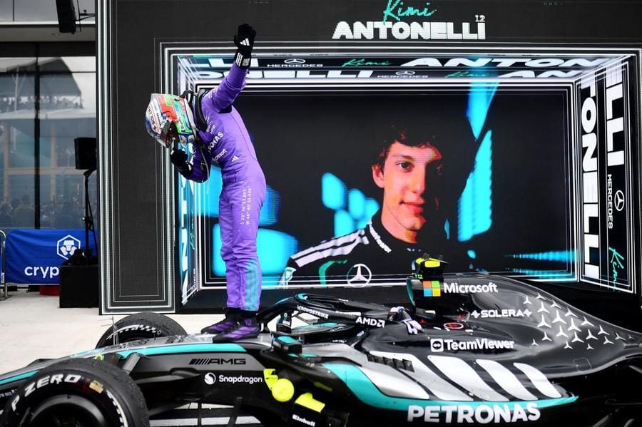 Kimi Antonelli, Miami'de Mercedes aracıyla pistte, yarış aksiyonu içinde