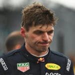 Max Verstappen Miami GP'de pit çıkışında ceza alırken, aracıyla pistte ilerliyor