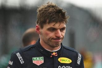 Max Verstappen Miami GP'de pit çıkışında ceza alırken, aracıyla pistte ilerliyor