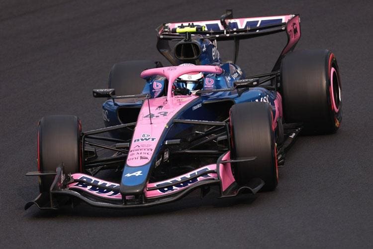 Franco Colapinto Miami Grand Prix'sinde yarışırken, tribünler coşku dolu.