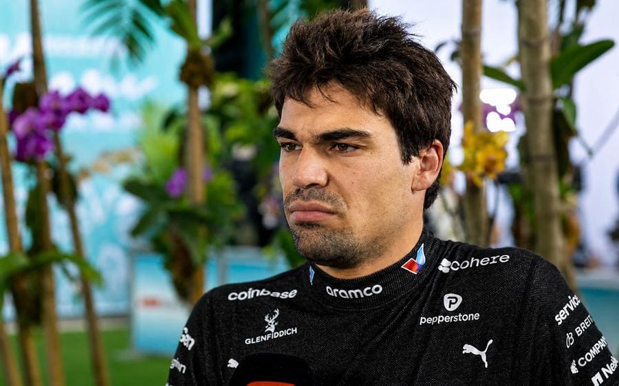 Aston Martin F1 aracı pistte, Lance Stroll kokpitte