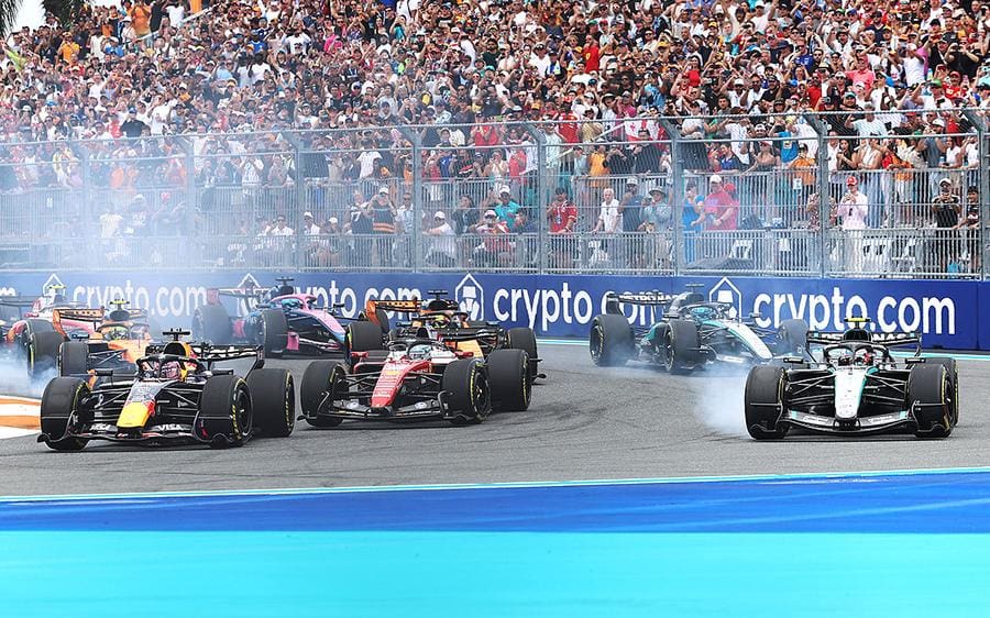 F1 Miami GP 2026 yarışından aksiyon dolu bir kare, zafer yakın!