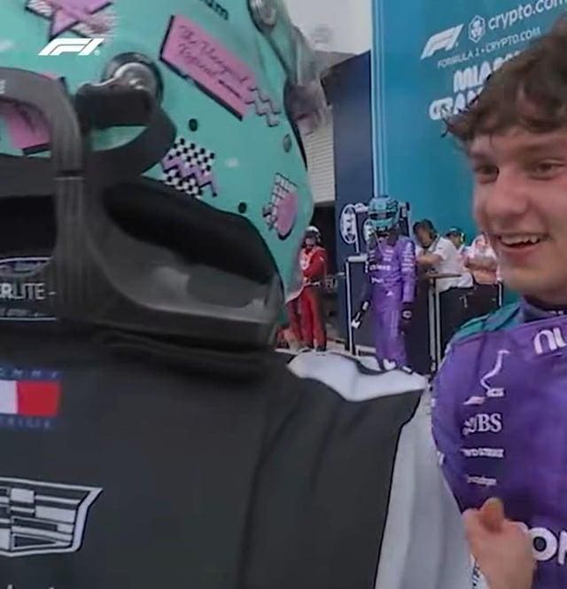 George Russell, Kimi Räikkönen'e hayranlıkla bakıyor. Formula 1 anısı