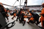 McLaren F1 aracı pit stopta, Miami Grand Prix, 2024. McLaren Mercedes farkı