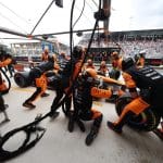 McLaren F1 aracı pit stopta, Miami Grand Prix, 2024. McLaren Mercedes farkı