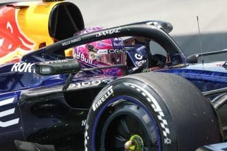 Max Verstappen, Red Bull RB22 ile pistte - Red Bull direksiyon sorunu çözüldü.